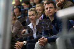 DEL - ERC Ingolstadt - Iserlohn Roosters - links Fitnesstrainerin Maritta Becker