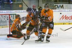 DEL - ERC Ingolstadt - Grizzly Adams Wolfsburg - Puck fliegt am Tor von Goalie Sebastian Vogl vorbei, rechts Marco Rosa