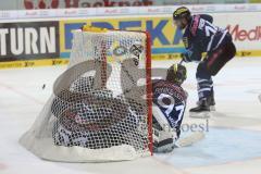 DEL - ERC Ingolstadt - EHC RedBull München - Torwart Timo Pielmeier (51) wird ins Tor geschubst mit Eddy Rinke-Leitans (91)
