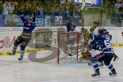 DEL - ERC Ingolstadt - Grizzly Adams Wolfsburg - Jeffrey Szwez (#10 ERC Ingolstadt) mit dem Treffer zum 1:0 - Patrick Hager (#52 ERC Ingolstadt) - Foto: Jürgen Meyer