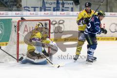 ERC Ingolstadt - Krefeld Pinguine - Patrick Hager (#52 ERC Ingolstadt) - Tomas Duba Torwart Krefeld - Foto: Jürgen Meyer