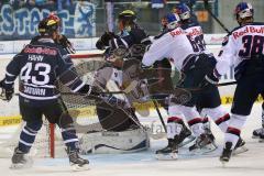 DEL - ERC Ingolstadt - EHC RedBull München - Zusammenprall mit Torwart Martin Davidek (12) und Florian Hardy (Nr.51,Torwart EHC Red Bull München)
