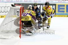 ERC Ingolstadt - Krefeld Pinguine - Patrick Hager (#52 ERC Ingolstadt) - Tomas Duba Torwart Krefeld - Foto: Jürgen Meyer