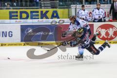 DEL - ERC Ingolstadt - Iserlohn Roosters - 5:2 - Tor im Flug, Patrick Hager (52) zieht ab und erzielt das 5:2 Jubel am Boden