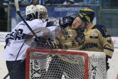 DEL - ERC Ingolstadt - Hamburg Freezers - links Mathieu Roy (HF - 36) Keilerei mit Patrick Hager (52)