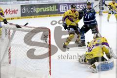 ERC Ingolstadt - Krefeld Pinguine - Tomas Duba Torwart Krefeld - Jeffrey Szwez (#10 ERC Ingolstadt) - Kyle Sonnenburg #34 Krefeld - Foto: Jürgen Meyer