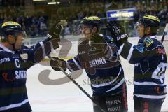 DEL - Eishockey - ERC Ingolstadt - EHC München - links Thomas Greilinger (39) trfft Niklas Treutle (Nr.31,Torwart München) am Helm und Puck geht zum 3:1 ins Tor, Jubel