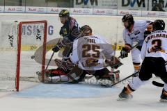 DEL - ERC Ingolstadt - Grizzly Adams Wolfsburg - Brandon Buck (#9 ERC Ingolstadt) - Sebastian Vogl Torwart Wolfsburg - Foto: Jürgen Meyer