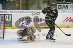 DEL - Eishockey - PlayOff - ERC Ingolstadt - Iserlohn Roosters - 1. Spiel - Torwart Lange Mathias (Iserlohn 24) und Petr Taticek (ERC 17)