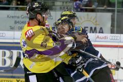 ERC Ingolstadt - Krefeld Pinguine - Joel Perrault #27 Krefeld - Benedikt Schopper (#11 ERC Ingolstadt) im Zweikampf - Foto: Jürgen Meyer