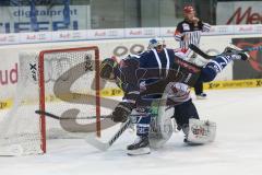 DEL - ERC Ingolstadt - Eisbären Berlin - Petr Taticek (17) scheitert an Torwart Berlin Petri Vehanen