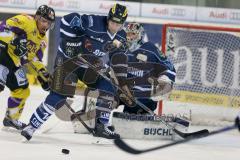 ERC Ingolstadt - Krefeld Pinguine - Dustin Friesen (#14 ERC Ingolstadt) - Timo Pielmeier (#51 ERC Ingolstadt) - Foto: Jürgen Meyer