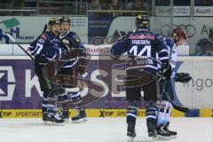 DEL - ERC Ingolstadt - Iserlohn Roosters - Ryan MacMurchy (27) rechts überwindet Goalie Mathias Lange und erzielt in Unterzahl das 1:0 Tor, Jubel mit Brandon Buck (9) und Dustin Friesen (14)