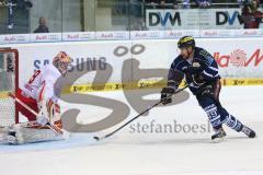 DEL - Eishockey - Playoff - Spiel 5 - ERC Ingolstadt - DEG Düsseldorf - Brendan Brooks (ERC 49) knapp am Tor von Torhüter Tyler Beskorowany (DEG 39)