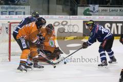 DEL - ERC Ingolstadt - Grizzly Adams Wolfsburg - Alleingang durch Christoph Gawlik (19) auf das Tor und wird von Nicholas Schaus gestört, Goalie Sebastian Vogl kann den Puck nicht halten