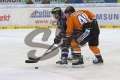 DEL - ERC Ingolstadt - Grizzly Adams Wolfsburg - Christoph Gawlik (19) und hinten Mark Voakes