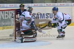 DEL - Saison 2014/2015 - ERC Ingolstadt - Augsburg Panther EV - hinten Petr Taticek (17) Puck fliegt an Goalie Christopher Mason (AEV) vorbei