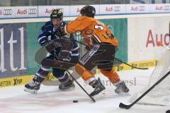 DEL - ERC Ingolstadt - Grizzly Adams Wolfsburg - Christoph Gawlik (19) gegen Robbie Bina