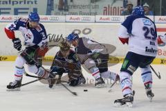 DEL - Eishockey - ERC Ingolstadt - Adler Mannheim - mitte Derek Hahn (ERC 43) am Boden Kampf um den Ball