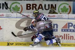 DEL - ERC Ingolstadt - Schwenninger Wild Wings - Petr Taticek (#17 ERC Ingolstadt) - Elias Granath #4 Schwenningen - Foto: Jürgen Meyer