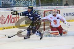 DEL - Eishockey - Playoff - Spiel 5 - ERC Ingolstadt - DEG Düsseldorf - Brendan Brooks (ERC 49) knapp am Tor von Torhüter Tyler Beskorowany (DEG 39), fängt Puck in der Luft