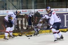 DEL - ERC Ingolstadt - EHC RedBull München - Alleingang von rechts John Laliberte (15) und wird durch Felix Schuetz (Nr.5,EHC Red Bull München) gestört links