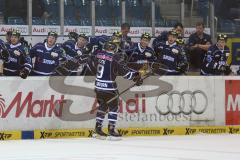 DEL - ERC Ingolstadt - Iserlohn Roosters - Brandon Buck (9) zieht solo los und erzielt den Ausgleich 1:1, Tor Flug Jubel an der Bande