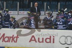 DEL - ERC Ingolstadt - Eisbären Berlin - Tor Jubel zum 3:2 durch Björn Barta (33), Jubel auf der Spielerbank Cheftrainer Larry Huras