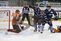 DEL - ERC Ingolstadt - Grizzly Adams Wolfsburg - Puck vorbei am Tor von Goalie Sebastian Vogl, Jared Ross (42) und Marc Schmidpeter (20)