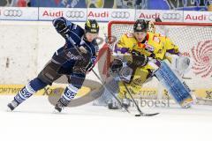 ERC Ingolstadt - Krefeld Pinguine - Patrick Hager (#52 ERC Ingolstadt) - Nick St. Pierre #44 Krefeld - Foto: Jürgen Meyer