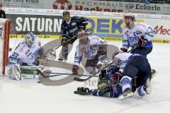DEL - ERC Ingolstadt - Schwenninger Wild Wings - Jared Ross (#42 ERC Ingolstadt) - Tom-Patrick Kimmel #16 Schwenningen - Dimitri Pätzold Torwart Schwenningen - Foto: Jürgen Meyer