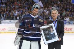 DEL - ERC Ingolstadt - Thomas Sabo Ice Tigers - Torwart Timo Pielmeier (51) Spieler des Monats. Hans Fischer übergibt den Preis. Facebook Abstimmung