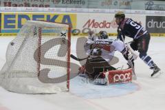 DEL - ERC Ingolstadt - Kölner Haie - Brandon Buck (#9 ERC Ingolstadt) mit dem Ausgleichstreffer zum 2:2 - #33 Danny aus den Birken Torwart Kölner Haie -  Foto: Jürgen Meyer