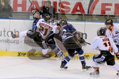 DEL - ERC Ingolstadt - Grizzly Adams Wolfsburg - Benedikt Schopper (#11 ERC Ingolstadt) - wird an der Bande gequeckt - Foto: Jürgen Meyer