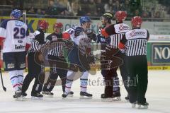 DEL - Eishockey - ERC Ingolstadt - Adler Mannheim - Streit zwischen rechts Jeffrey Szwez (ERC 10)  und Mannheim 29 Denis Reul