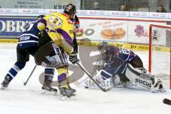 ERC Ingolstadt - Krefeld Pinguine - Timo Pielmeier (#51 ERC Ingolstadt) - Joel Perrault #27 Krefeld - Foto: Jürgen Meyer