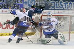 DEL - ERC Ingolstadt - Schwenninger Wild Wings - Aaron Brocklehurst (#4 ERC Ingolstadt) - Dimitri Pätzold Torwart Schwenningen - Foto: Jürgen Meyer