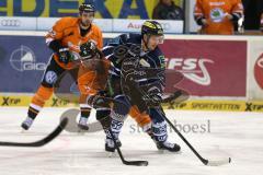 DEL - ERC Ingolstadt - Grizzly Adams Wolfsburg - Nicholas Schaus gegen links Patrick Hager (52)