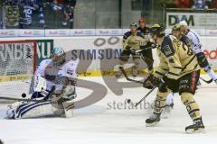 DEL - ERC Ingolstadt - Hamburg Freezers - rechts Marc Schmidpeter (20) scheitert an Sebastien Caron (HF - 35)