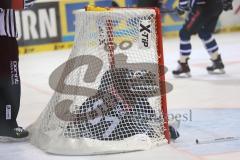 DEL - ERC Ingolstadt - EHC RedBull München - Torwart Timo Pielmeier (51) wird ins Tor geschubst