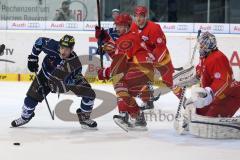 DEL - ERC Ingolstadt - Düsseldorfer EG - links John Laliberte (15) knapp am Puck, Mitte Daschner DEG und Torwart (DEG) Tyler Beskorowany