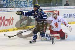 DEL - Eishockey - Playoff - Spiel 5 - ERC Ingolstadt - DEG Düsseldorf - Brendan Brooks (ERC 49) knapp am Tor von Torhüter Tyler Beskorowany (DEG 39), fängt Puck in der Luft