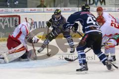 DEL - Eishockey - Playoff - Spiel 5 - ERC Ingolstadt - DEG Düsseldorf - John Laliberte (ERC 15) knapp am Tor von Torhüter Tyler Beskorowany (DEG 39)