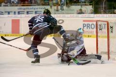 ERC Ingolstadt - Straubing Tigers - John Laliberte (#15 ERC Ingolstadt) - Dustin Strahlmeier Torwart Straubing - Foto: Jürgen Meyer