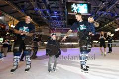 DEL - Eishockey - ERC Ingolstadt - Hamburg Freezers - Sieg im letzten DEL Spiel der Saison, die Mannschaft feiert mit den Fans, Alexandre Picard (ERC 45) und Petr Taticek (ERC 17) mit Kindern