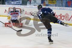 DEL - ERC Ingolstadt - Kölner Haie KEC - Brandon Buck (9) zielt auf das Tor von Goalie Danny aus den Birken