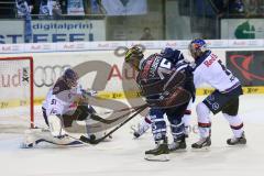 DEL - ERC Ingolstadt - EHC RedBull München - Alleingang von rechts John Laliberte (15) und wird von hinten durch Felix Schuetz (Nr.5,EHC Red Bull München) gestört. Florian Hardy (Nr.51,Torwart EHC Red Bull München) lauert