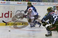 DEL - ERC Ingolstadt - Schwenninger Wild Wings -  Patrick Hager (#52 ERC Ingolstadt) - Alexander Dück weiss Schwenningen - Foto: Jürgen Meyer