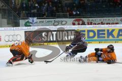 DEL - ERC Ingolstadt - Grizzly Adams Wolfsburg - Alleingang durch Christoph Gawlik (19) auf das Tor und wird von Nicholas Schaus gestört, Goalie Sebastian Vogl kann den Puck nicht halten
