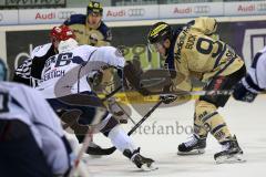 DEL - ERC Ingolstadt - Hamburg Freezers - Bully, links Brandon Buck (9) und links Martin Sertich (HF - 26)